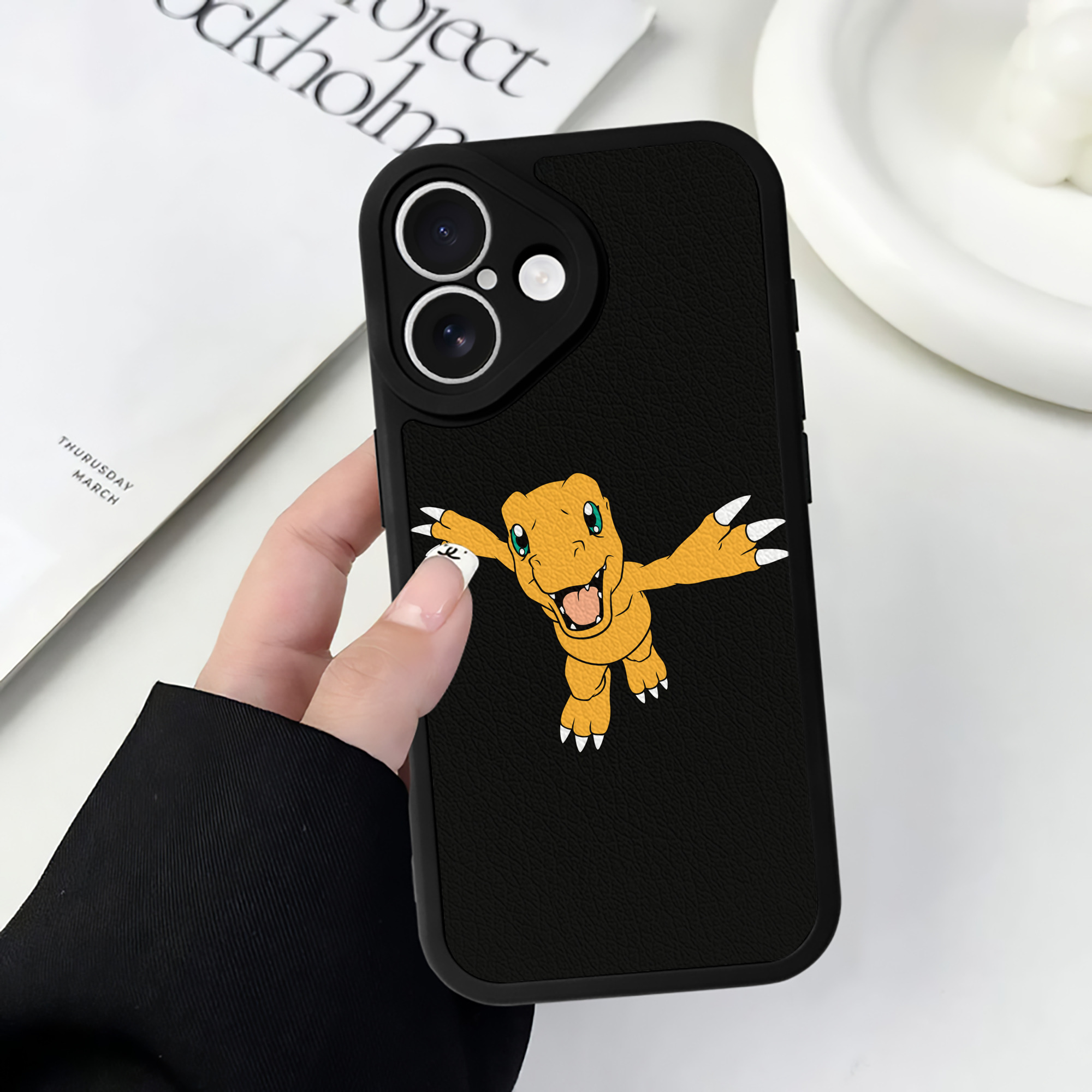 （画像用） Digimon デジタルモンスター/デジモン 【iPhone 16シリーズ対応】シリコンスマホケース（レザー調） 材質：シリコン